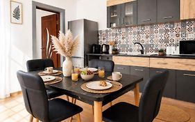 Madalina'S House - Cozy Central 2-Bedroom Apartment